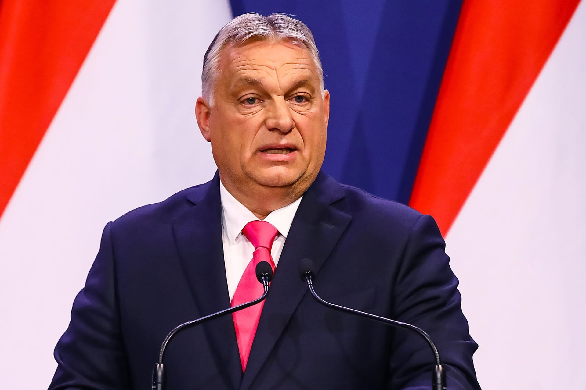 Orbán Viktor: Befagyasztottuk az üzemanyagárakat!