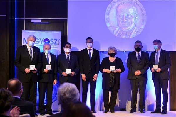 Szijjártó: Önálló nemzeti képességeket kell kiépíteni a stratégiai területeken