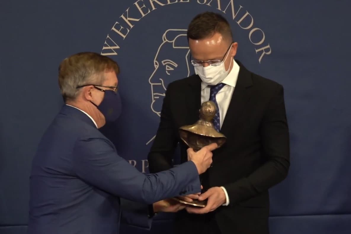 Wekerle Sándor Kárpát-medencei Gazdasági Díjat kapott Szijjártó Péter