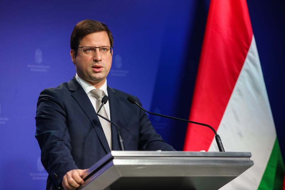 Gulyás Gergely: November 15-től 480 forintban maximalizálja a kormány a benzinárat
