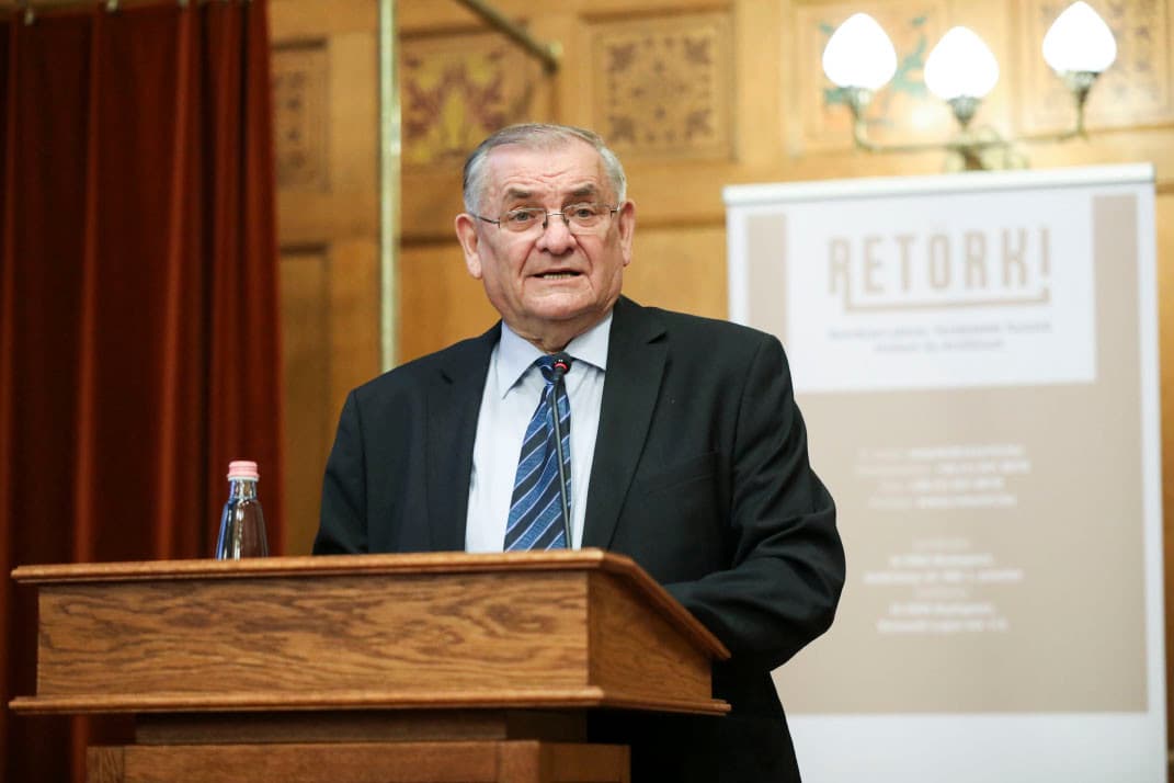 „Most vigyázó szemünket Brüsszelre vetjük, de nem feledjük az 1956-os Moszkvát”