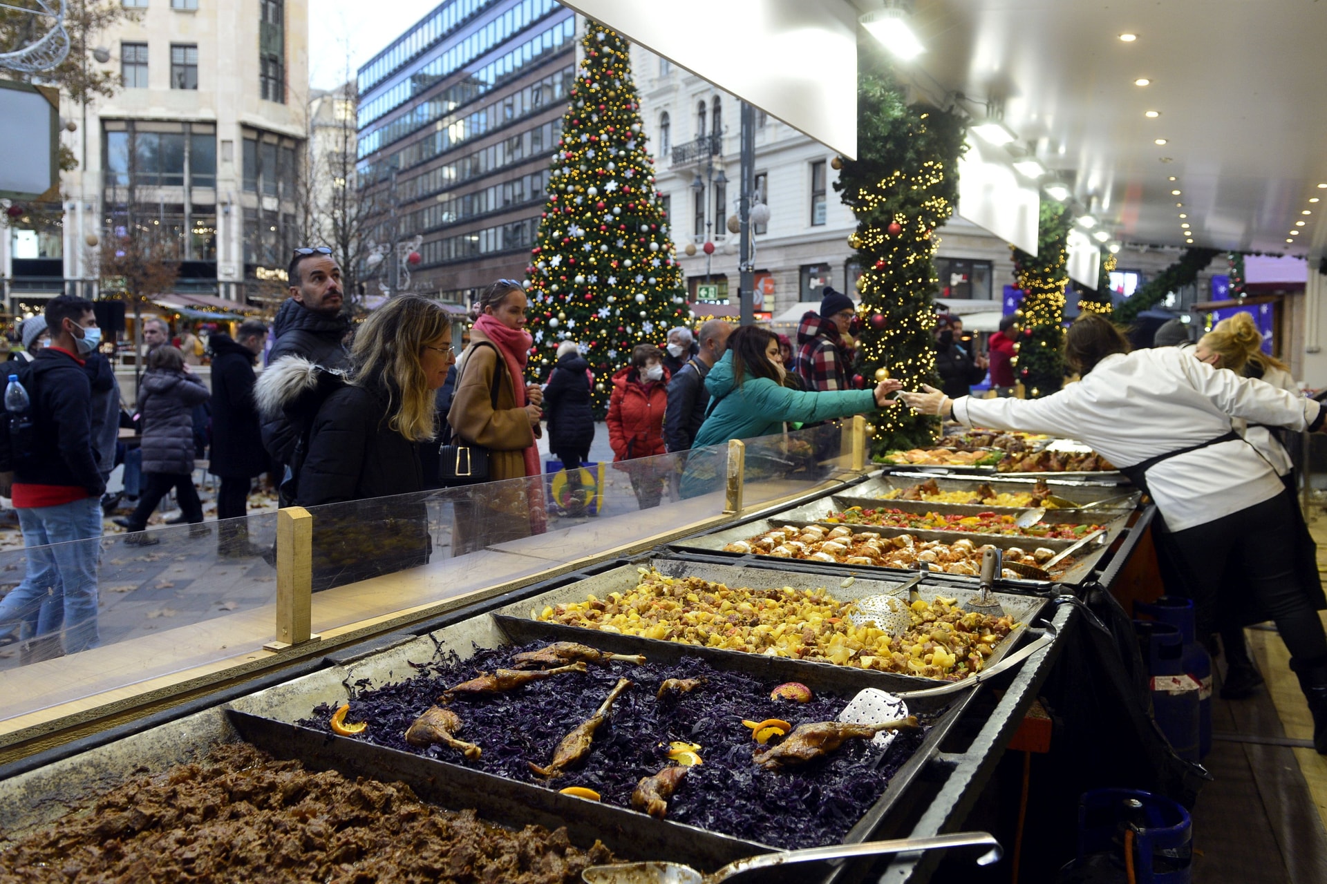 Megnyílt a Vörösmarty téri Adventi- és Karácsonyi Vásár
