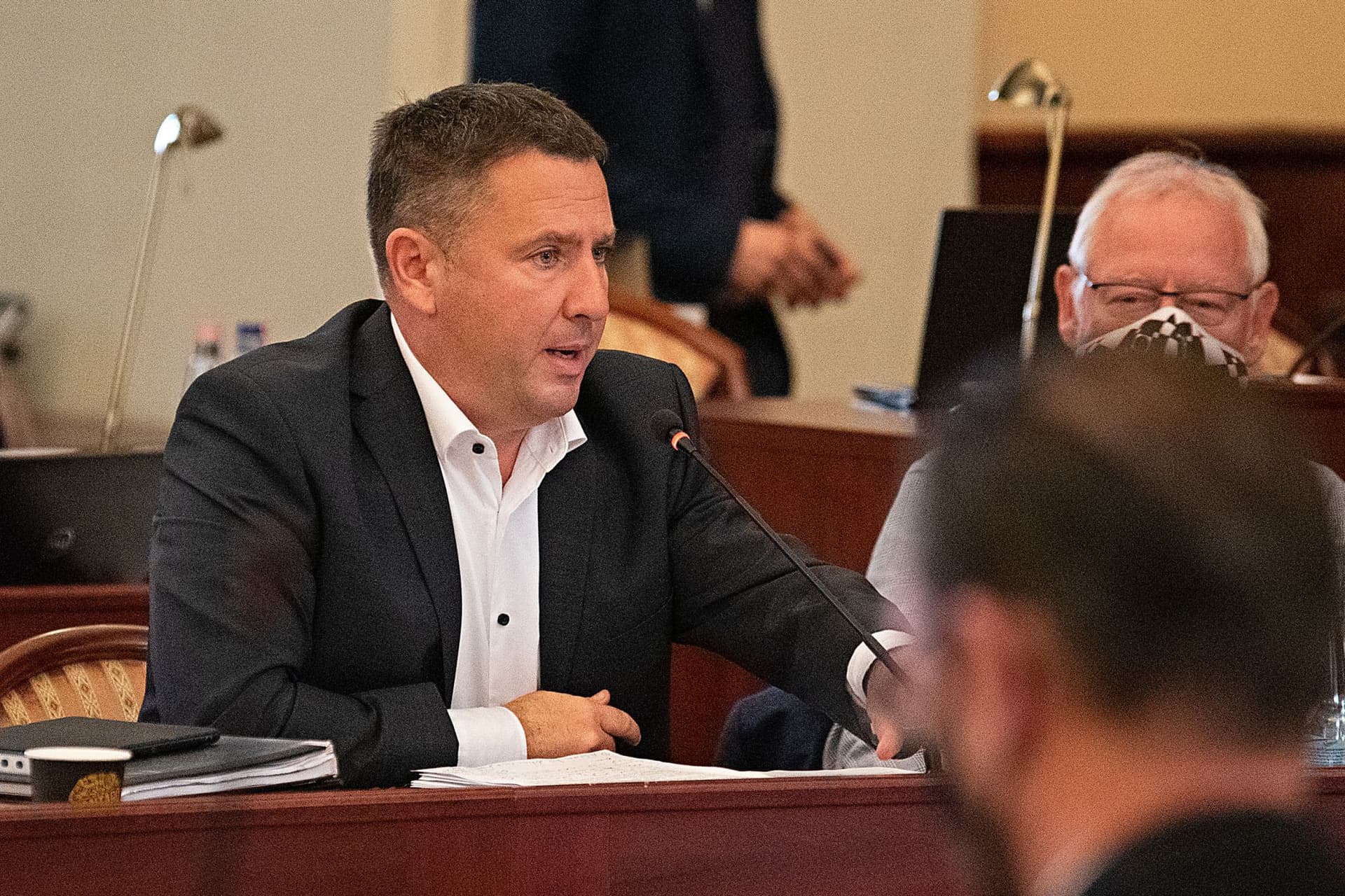 Karácsony Gergely kétszínű játékot űz