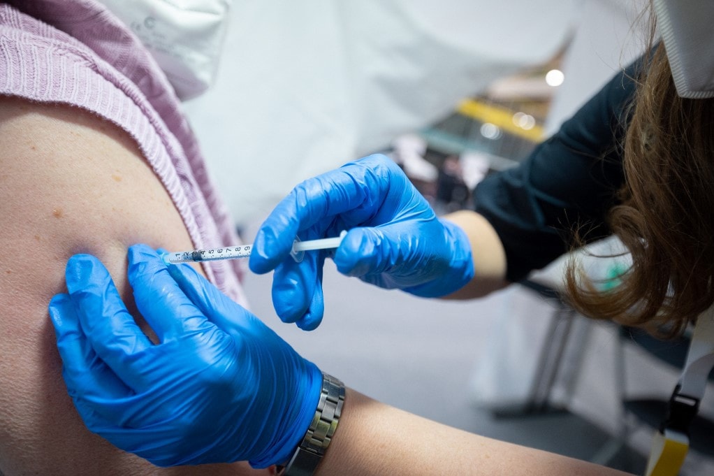 Tovább emelkedik az egészségügyi dolgozók bére