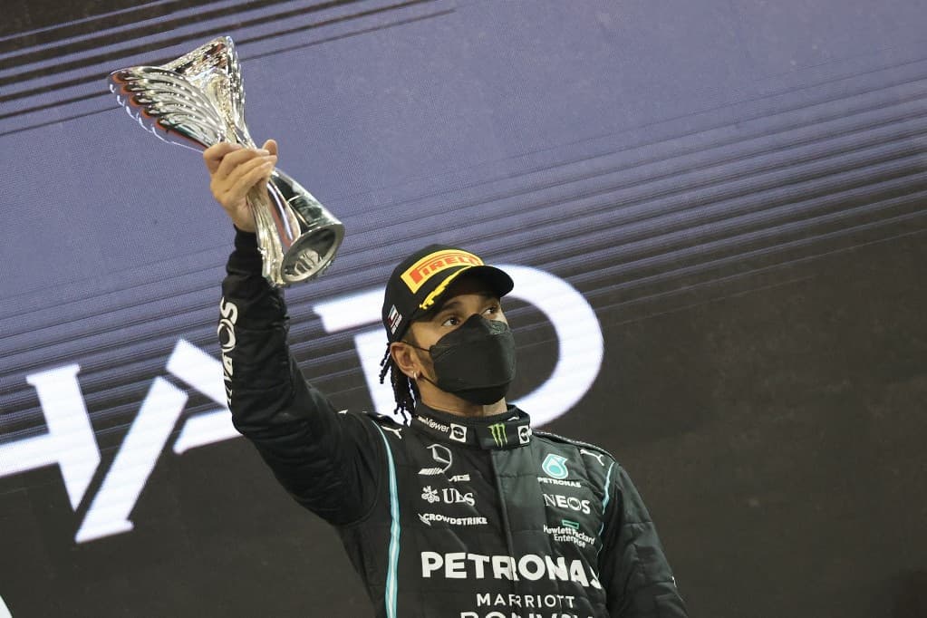 Lovaggá ütötték Lewis Hamiltont