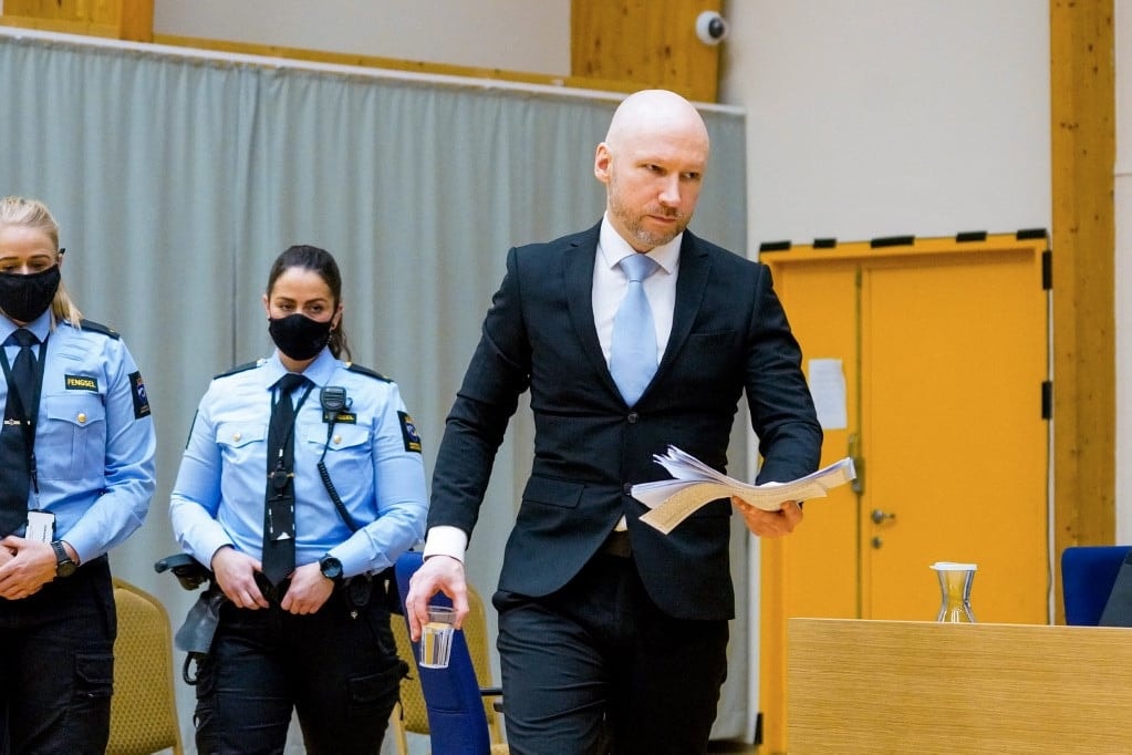 A szabadlábra helyezését és kártérítést követel Breivik