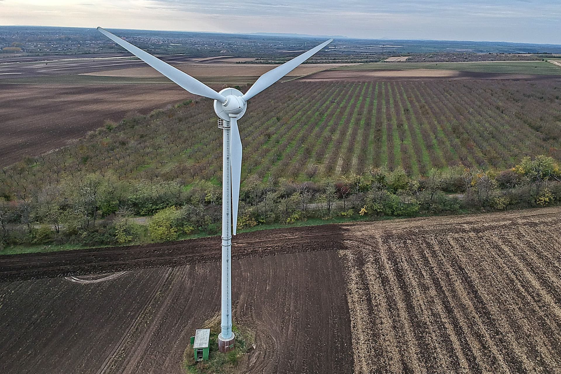 Új atomerőművek nyitása mellett felgyorsítja a megújuló energiaforrások telepítését Franciaország