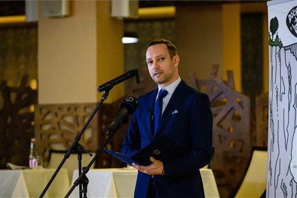 Azbej Tristan: Új fejezet kezdődik a fejlesztéspolitikai együttműködésben