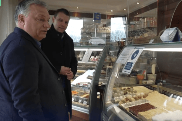 A kormányfő egy cukrászdába látogatott