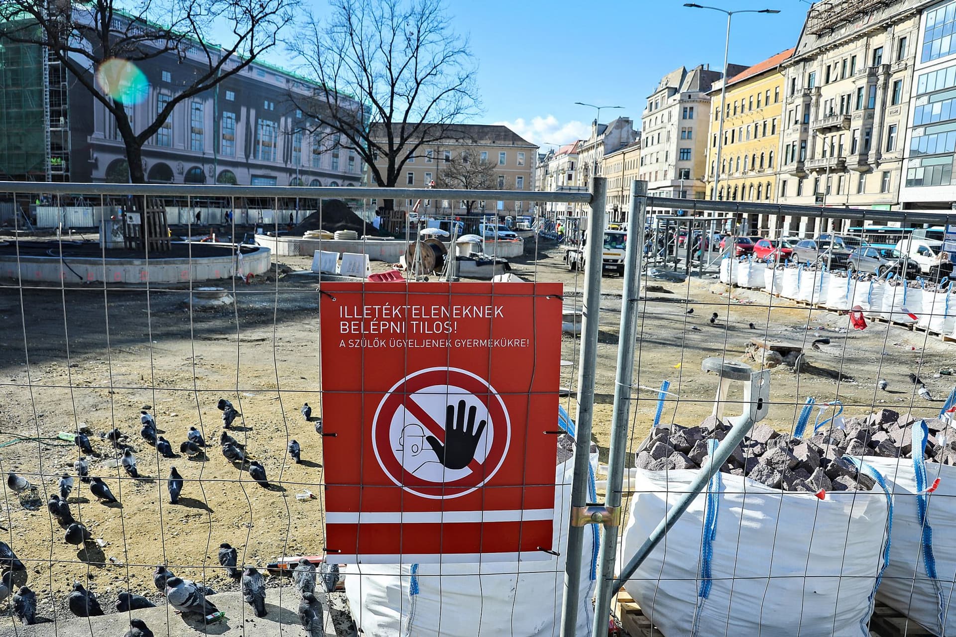 Szétverték a buszmegállót, hetek óta nem halad a felújítás