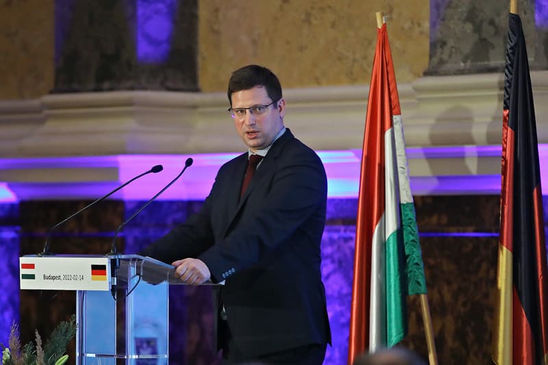 Gulyás: Mindenki tartsa magát az aláírt uniós szerződésekhez!