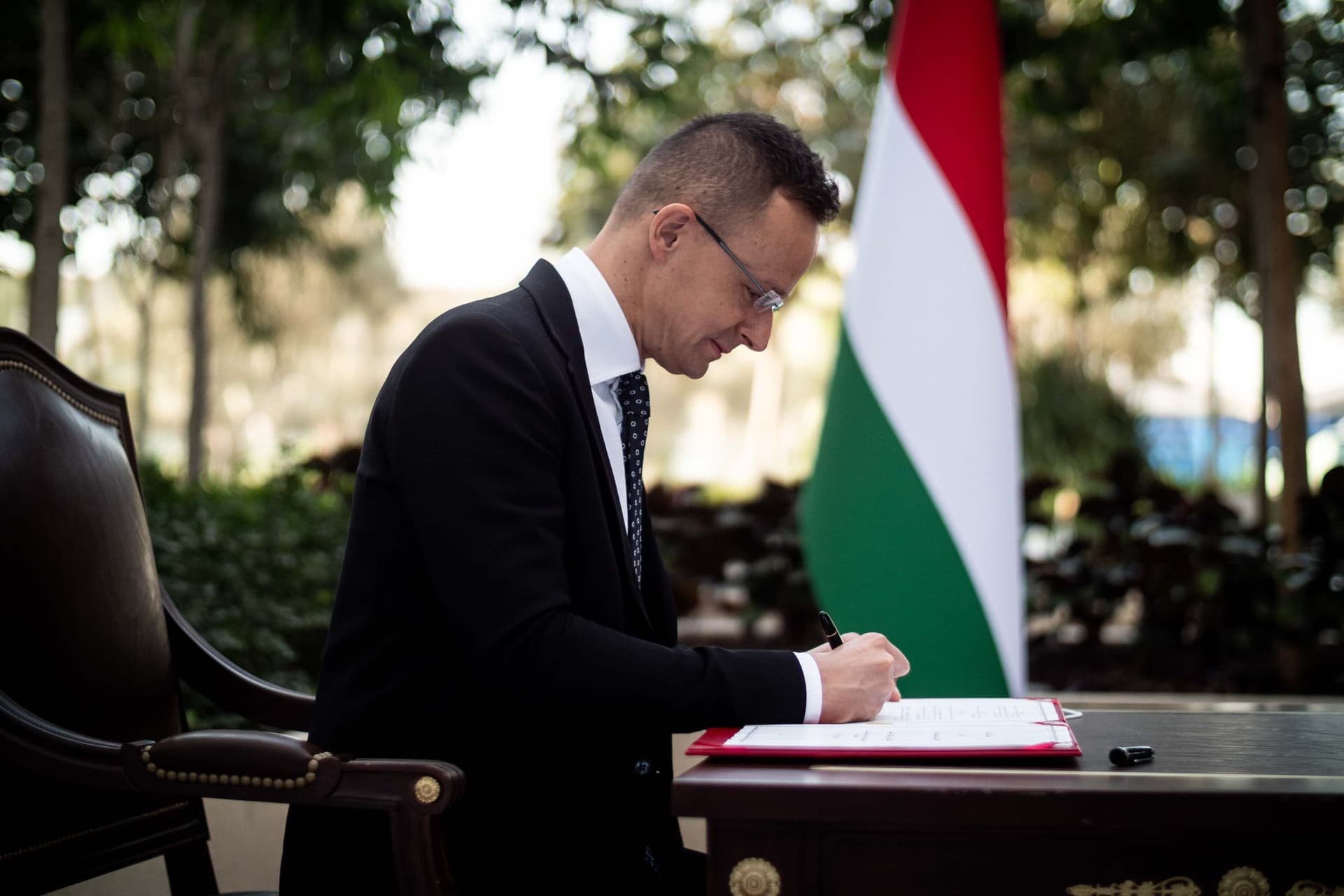 Szijjártó: Ukrajna mielőbb kapjon tagjelölti státuszt az EU-tól