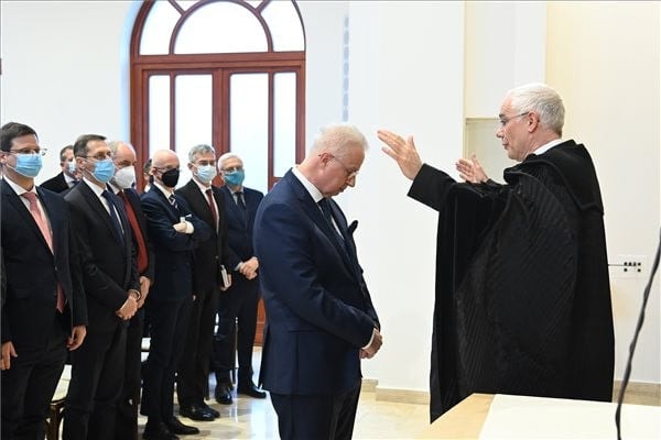 Beiktatták a Károli Gáspár Református Egyetem új rektorát