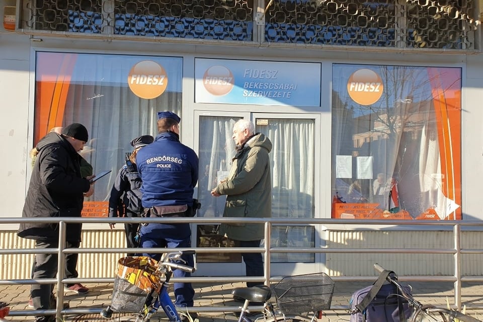 Betörték a békéscsabai Fidesz-iroda kirakatát
