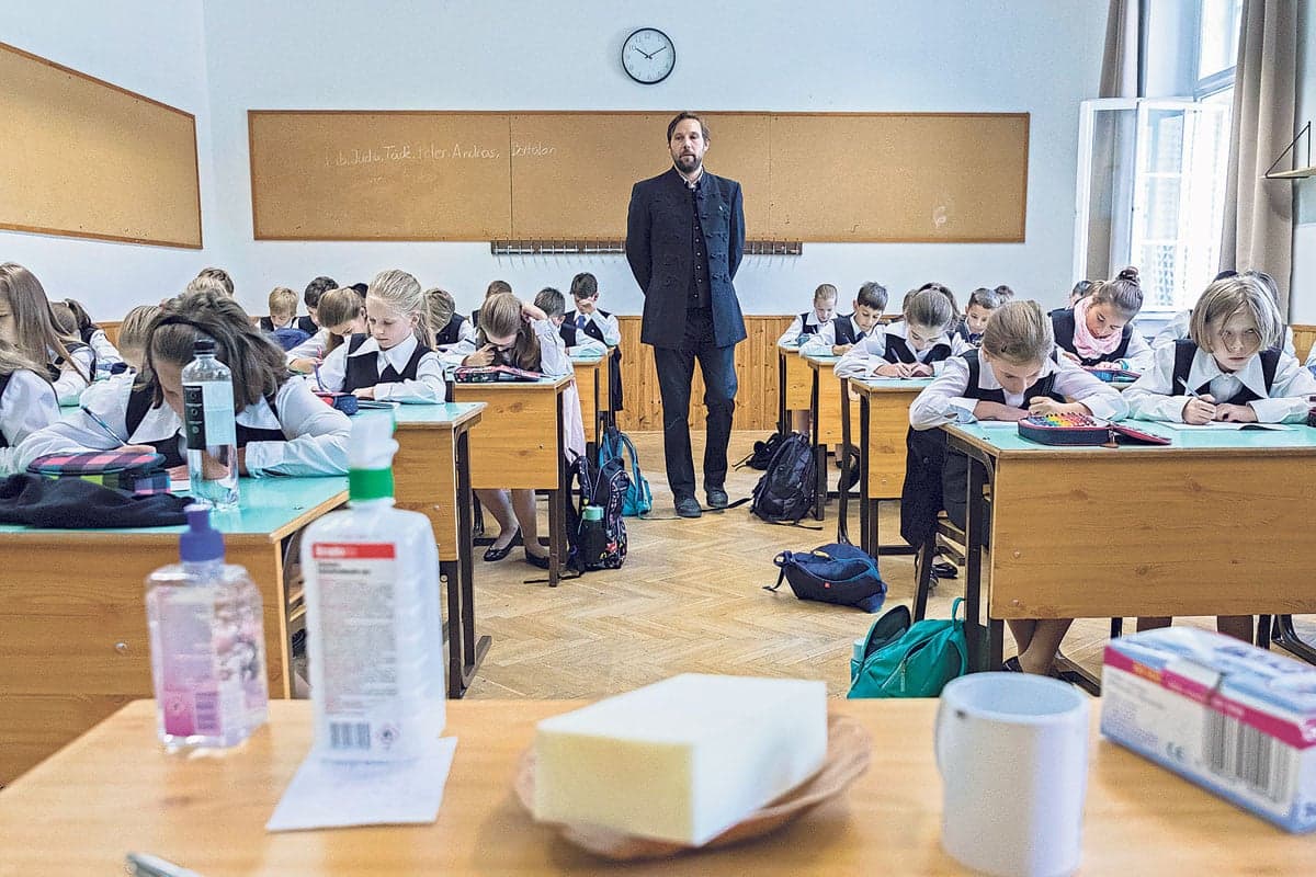 Pintér Sándor asztalán vannak a pedagógusok javaslatai