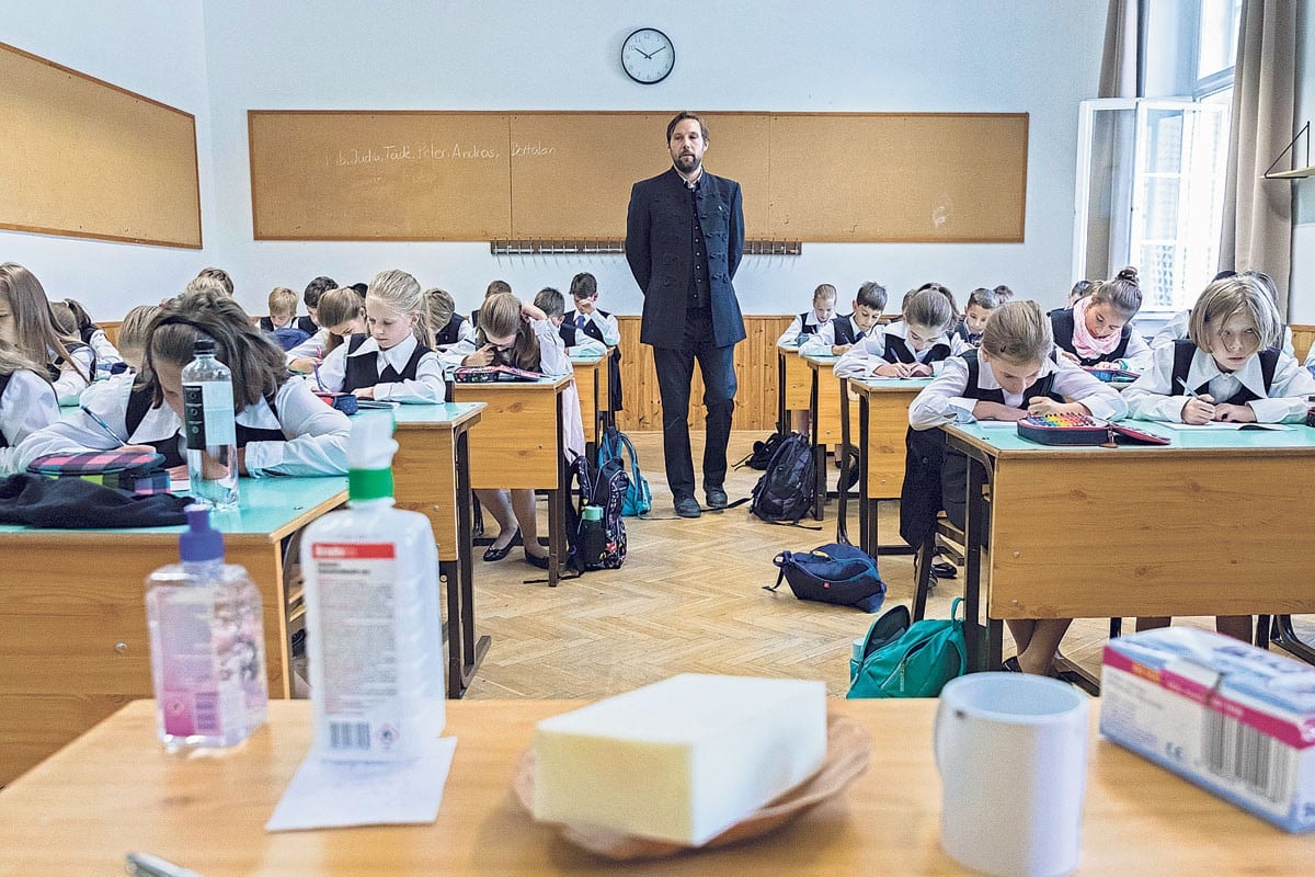 Pintér Sándor asztalán vannak a pedagógusok javaslatai