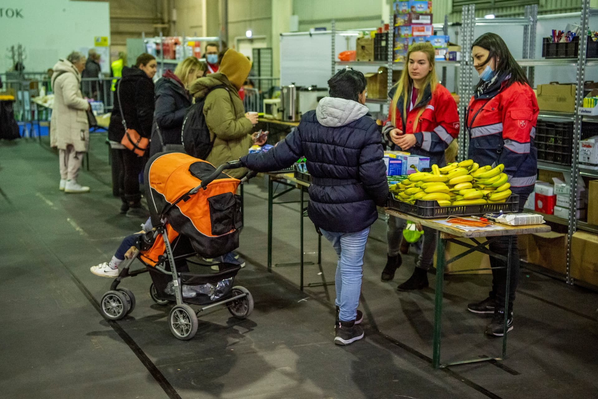 Humanitárius tranzitpont nyílt a BOK csarnokban