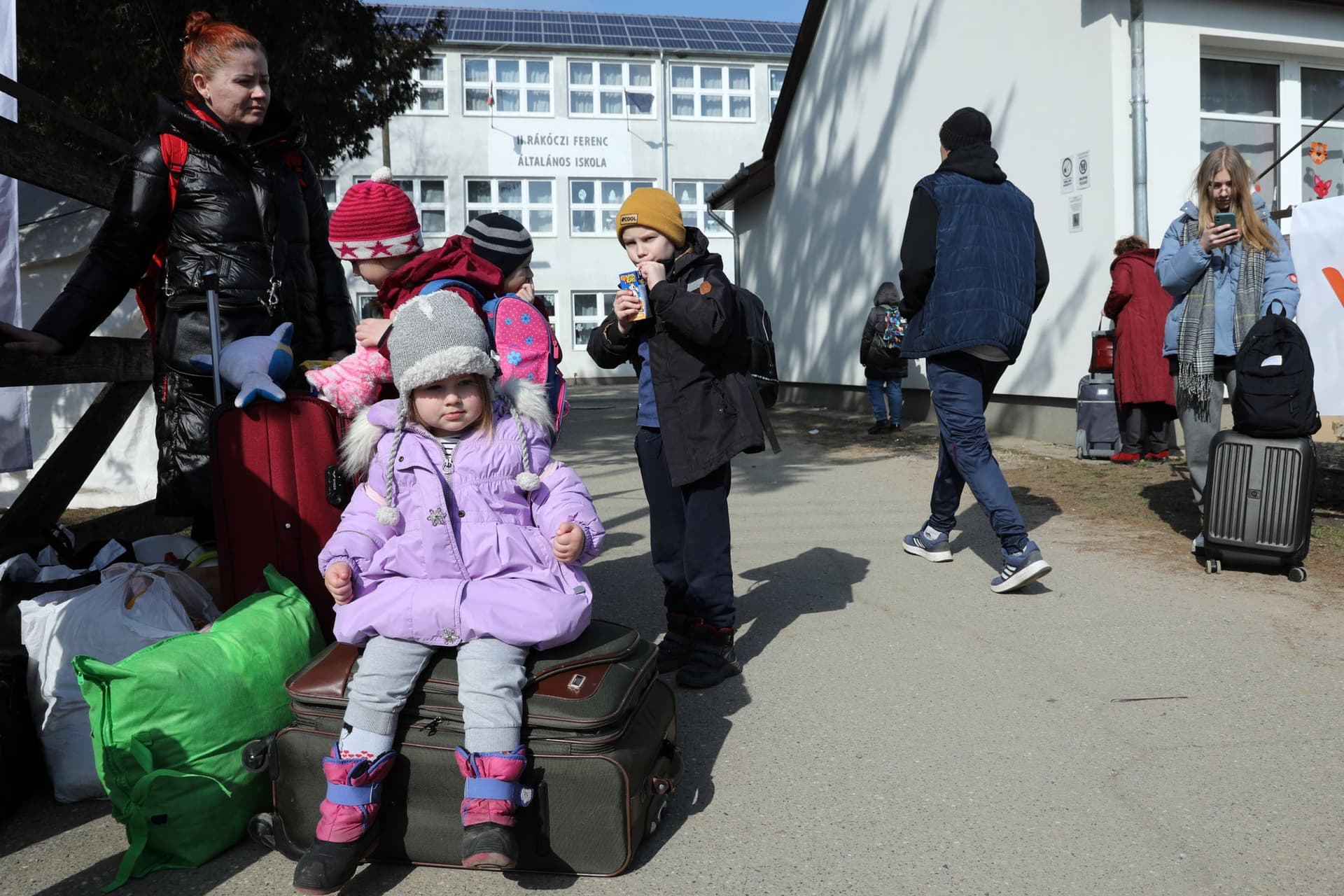 Bakondi: A magyar-ukrán határ mindkét oldalán gondoskodni kell a menekültekről