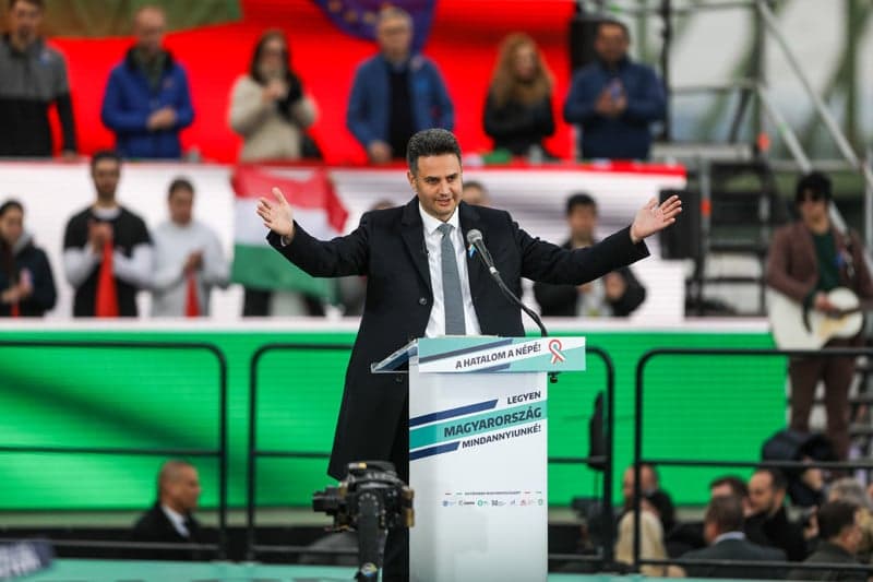 A baloldal küldene katonákat és fegyvereket a háborúba