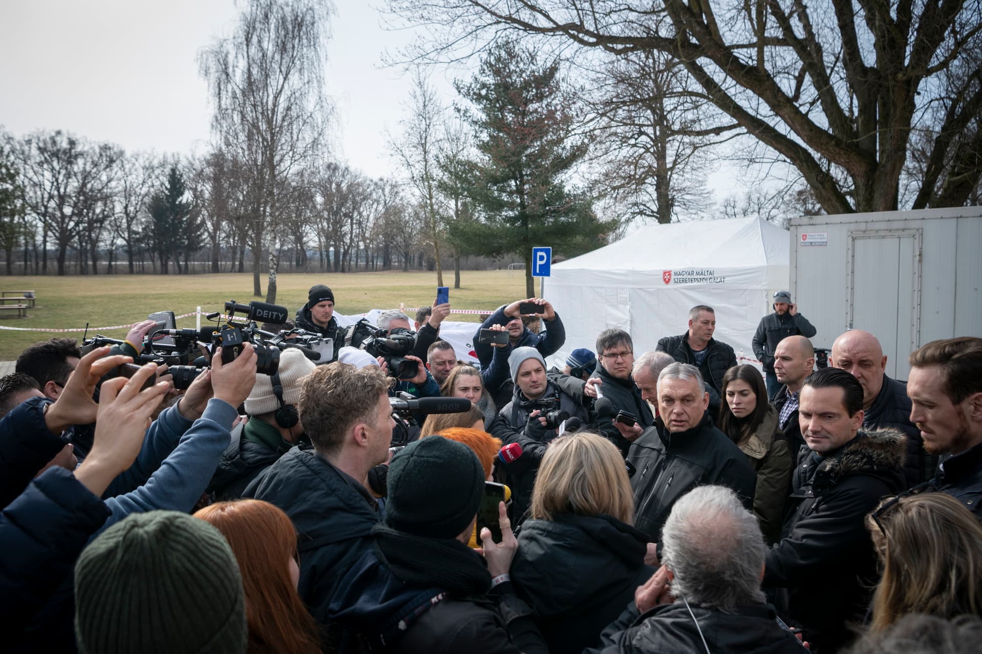 Orbán Viktor: Segítünk a bajbajutottakon
