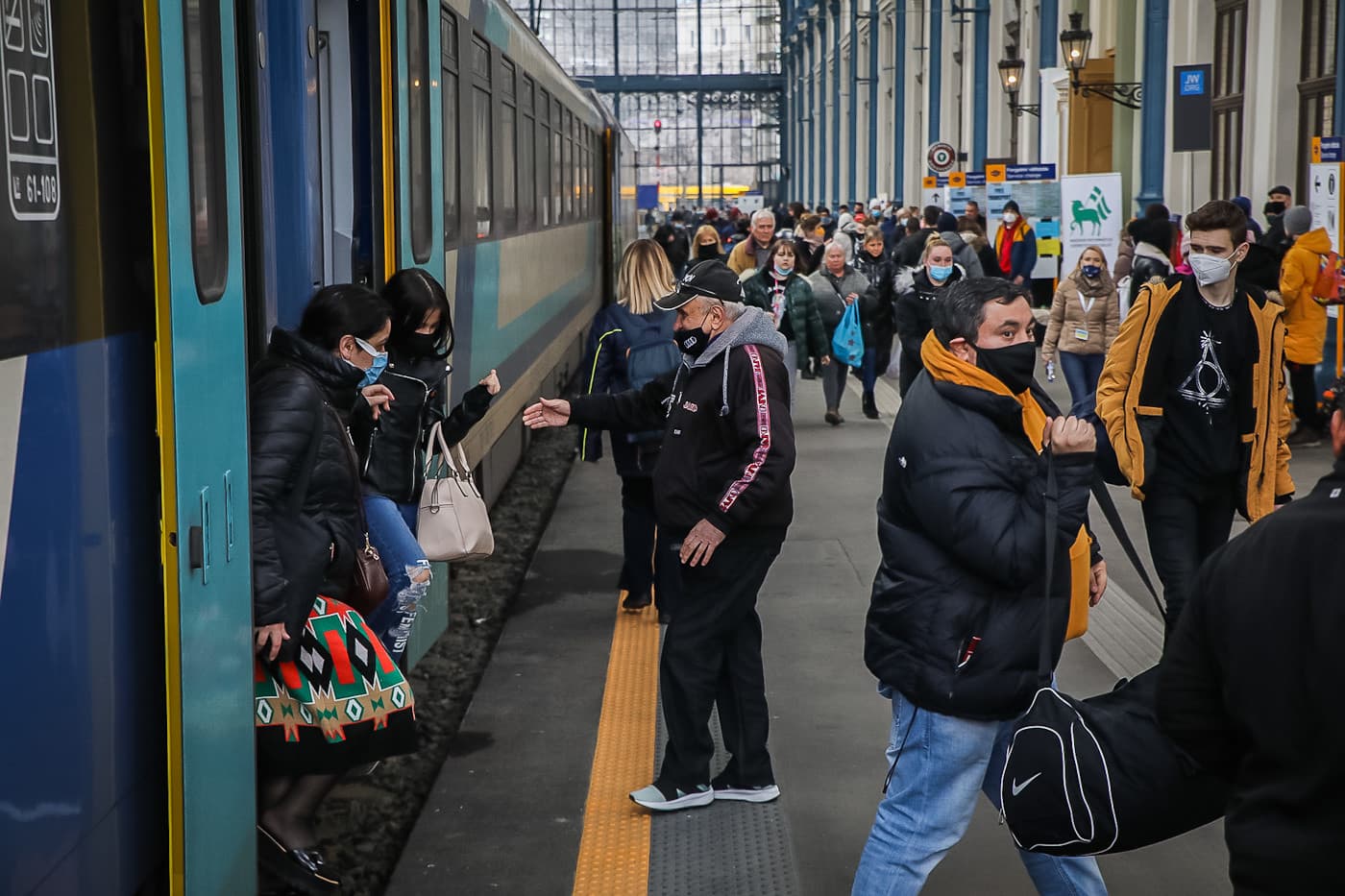 Vasárnap több mint háromezer menekültet fogadtak a fővárosi pályaudvarokon