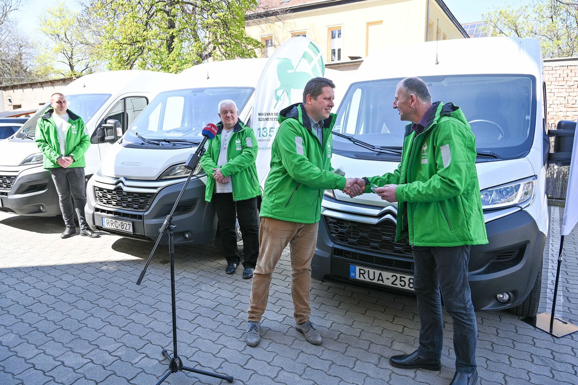 Kisbuszokkal segítik a kárpátaljaiakat