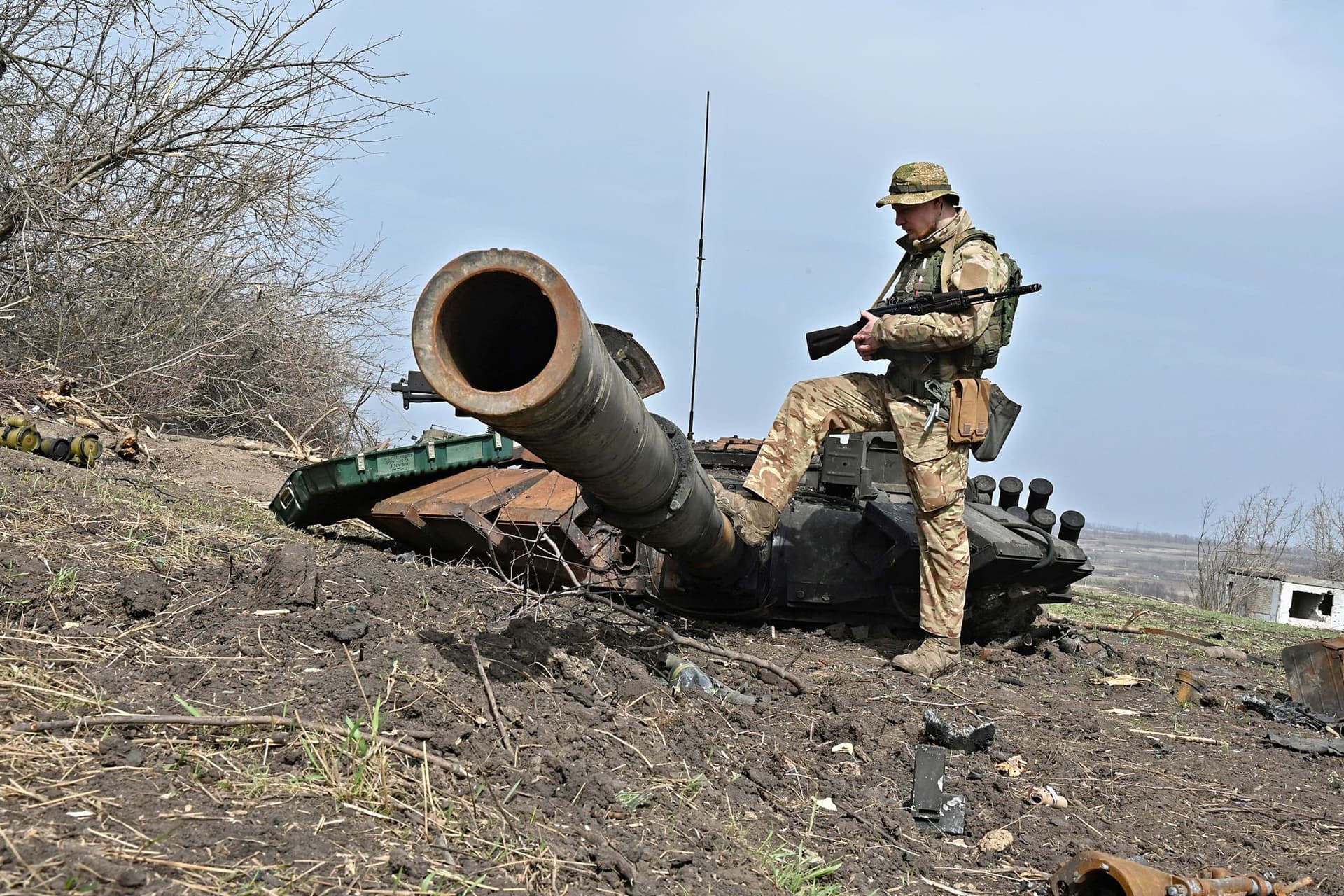 Videón, ahogy folyóba hajt az ukrán T–72-es harckocsi, a legénysége megfulladt