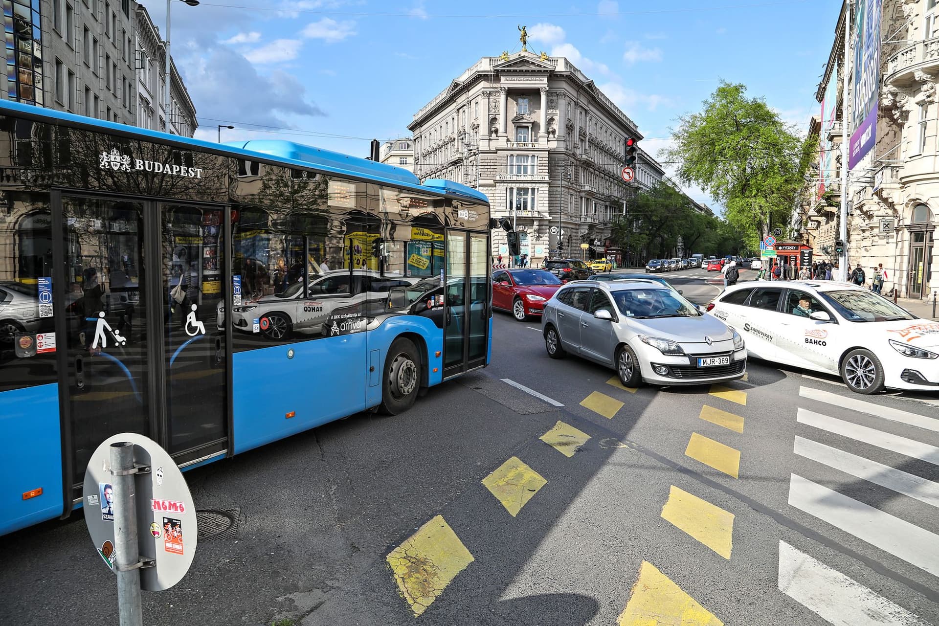 Napok múlnak el a dugókban