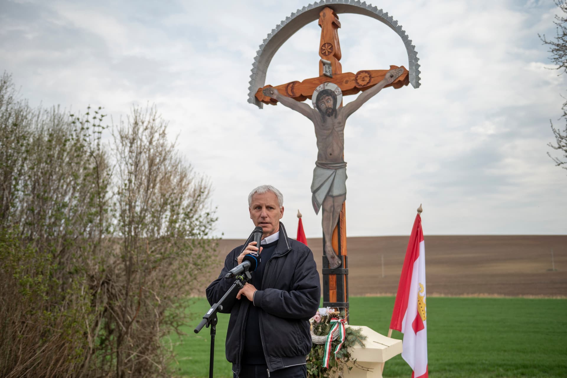 Út menti keresztet avatott Soltész Miklós