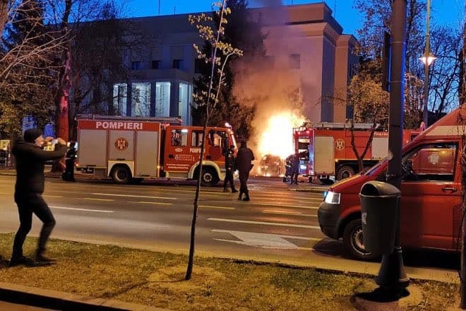 Nekihajtottak a bukaresti orosz nagykövetségnek