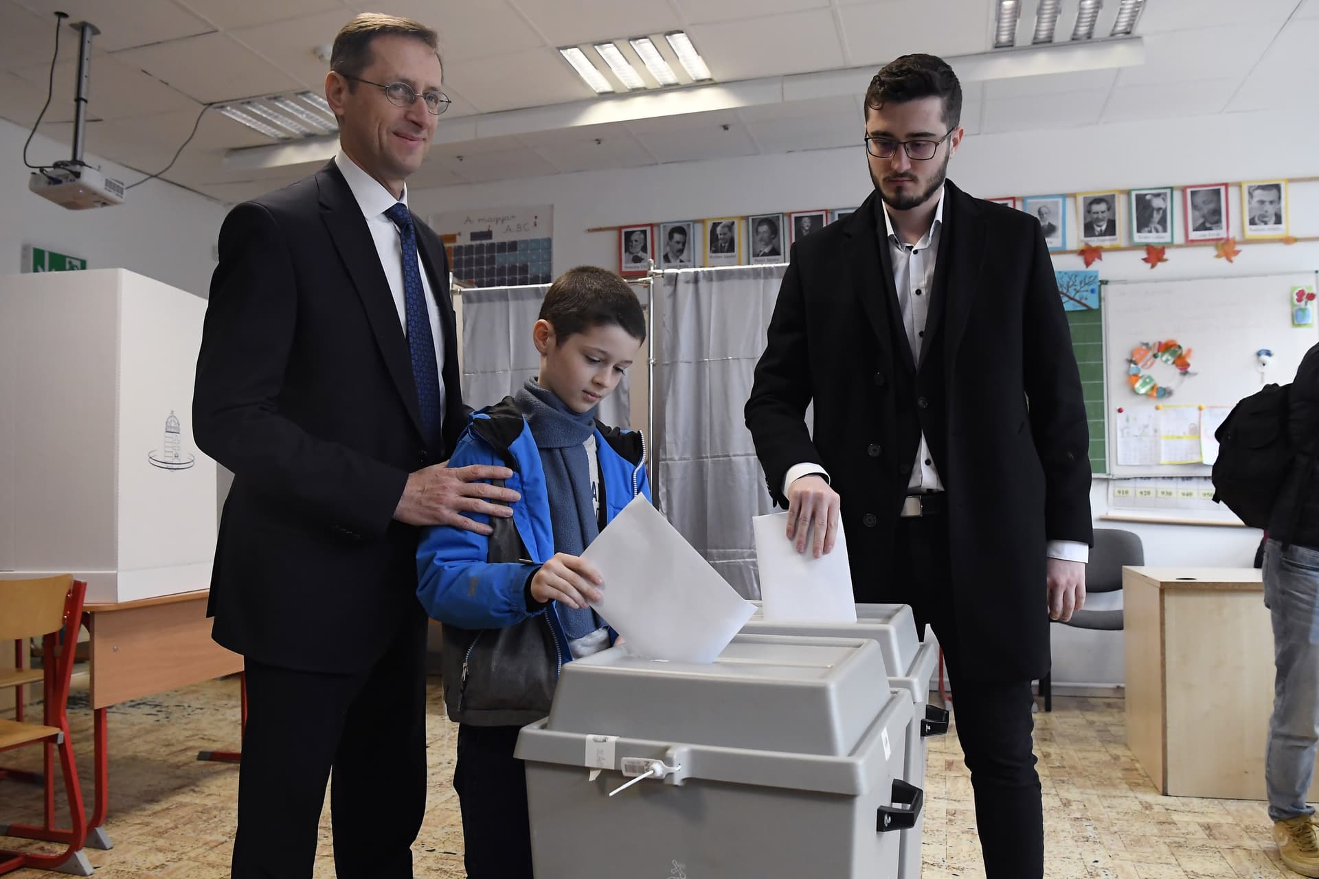 Varga Mihály: A háború és a béke ügyében kell döntenünk