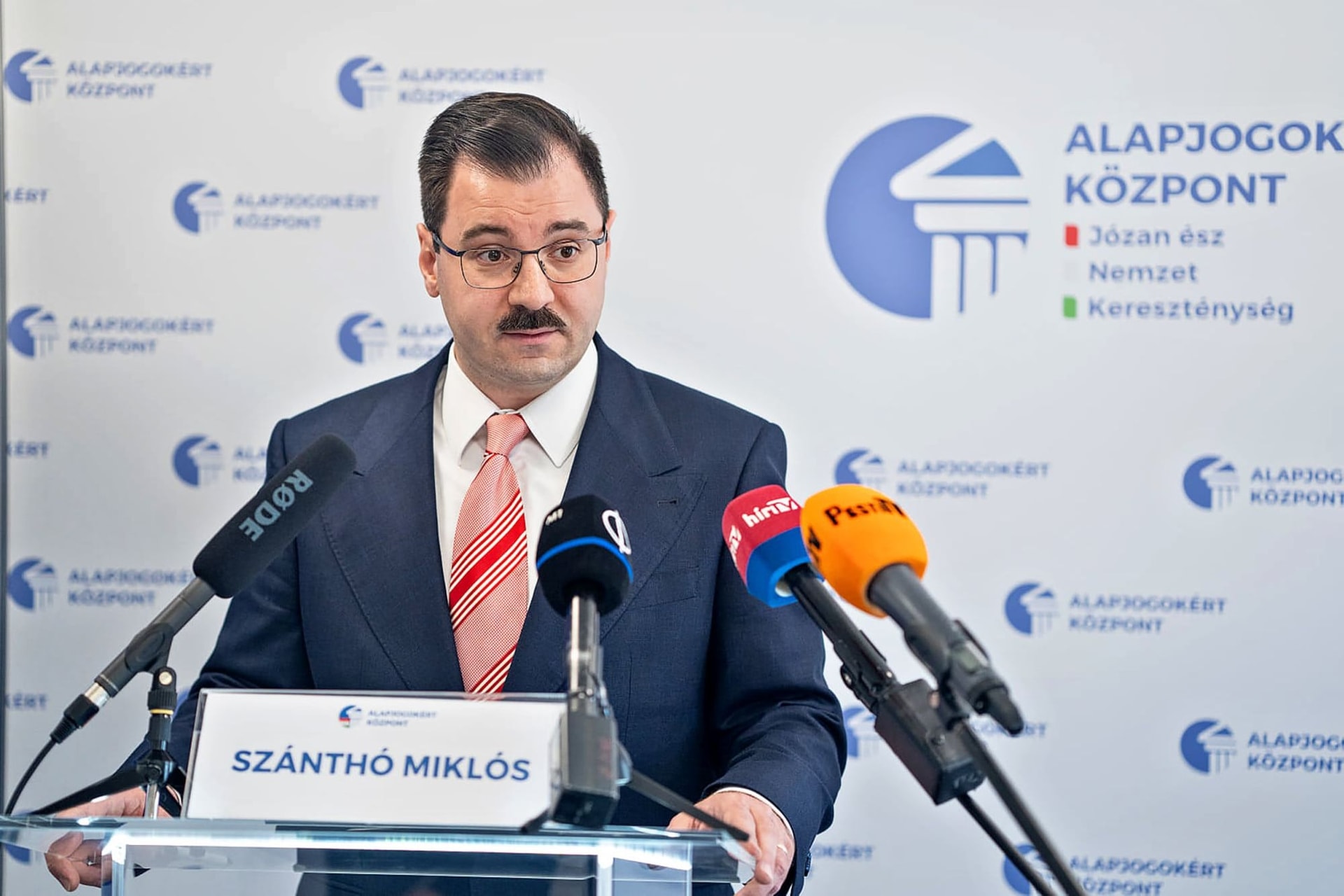 „A magyar jobboldal mintateremtő politikája jó példával jár elöl a világ konzervatívjai számára”