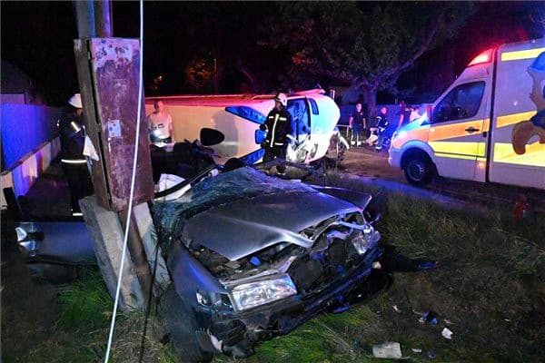 Mentőautó és személygépkocsi ütközött Csepelen