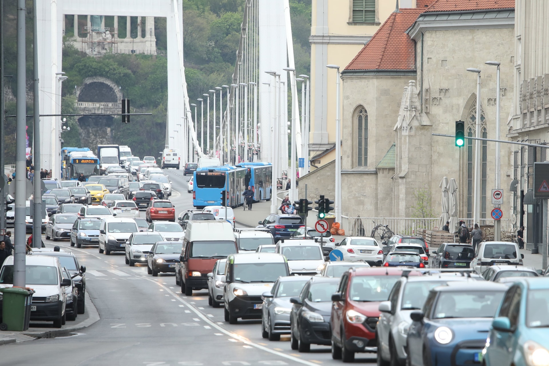 A főpolgármester szerint az autósoknak az a jó, ha több a bicikliút