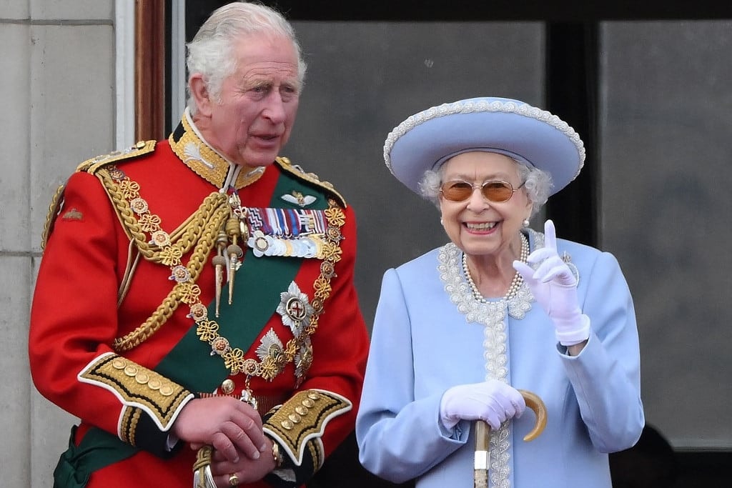Katonai pompával ünnepelték a brit uralkodót
