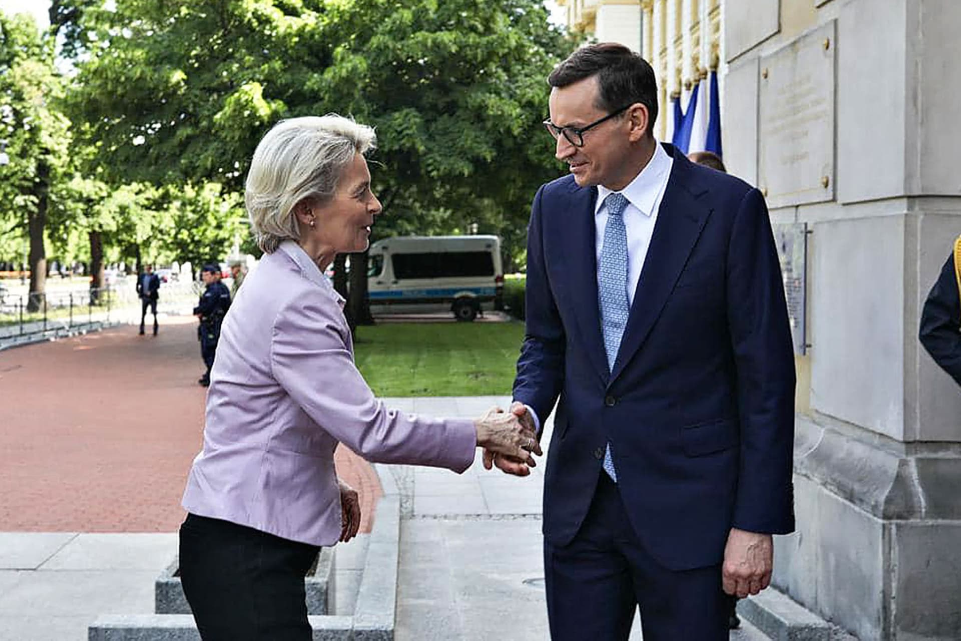 Brüsszel megjutalmazná a lengyeleket