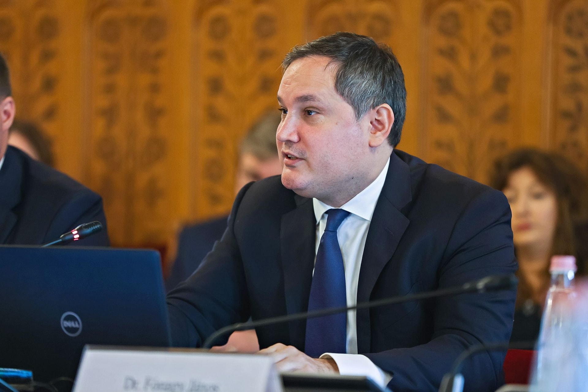 Keményen lép fel a kormány, ha az extraprofitadó költségeit a fogyasztókra terhelik a cégek