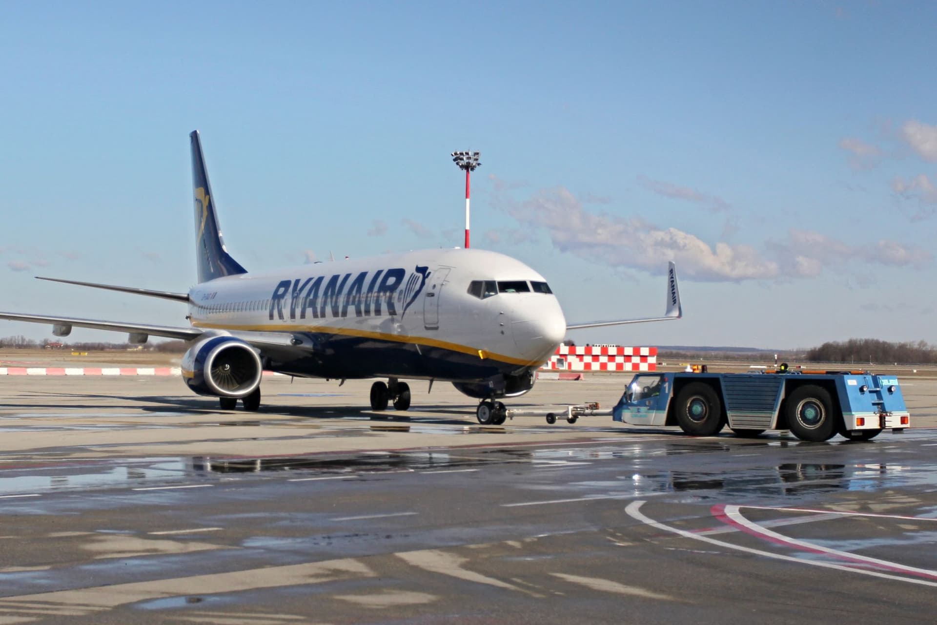 Így dobálta a drága hangszereket a Ryanairnek dolgozó poggyászkezelő +VIDEÓ