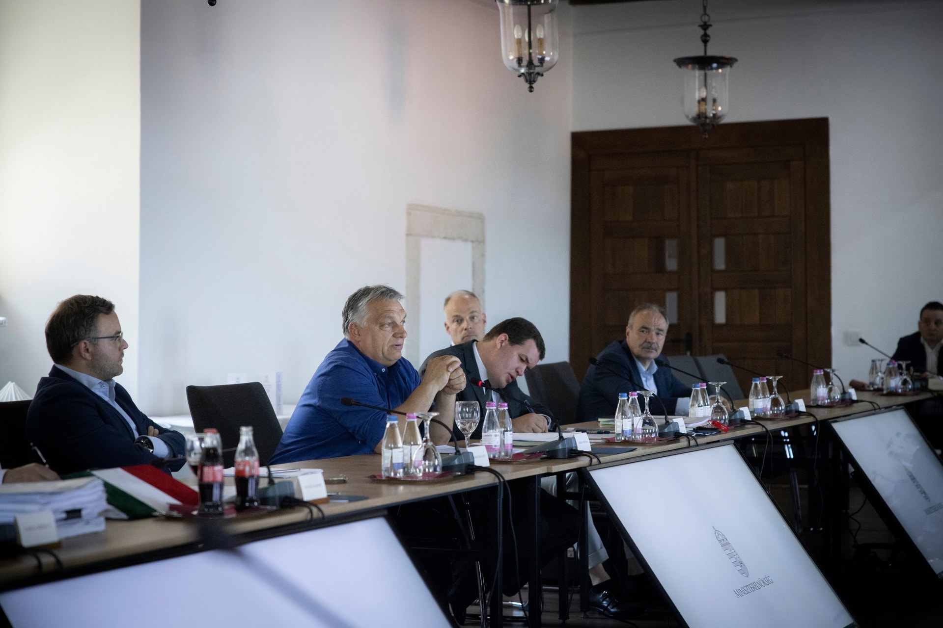 Be kell fizetni az extraprofitot a rezsivédelmi és honvédelmi alapba