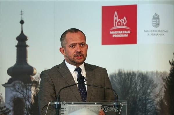 Gyopáros Alpár: Idén ezer kilométer vidéki út újul meg a Magyar Falu Programban