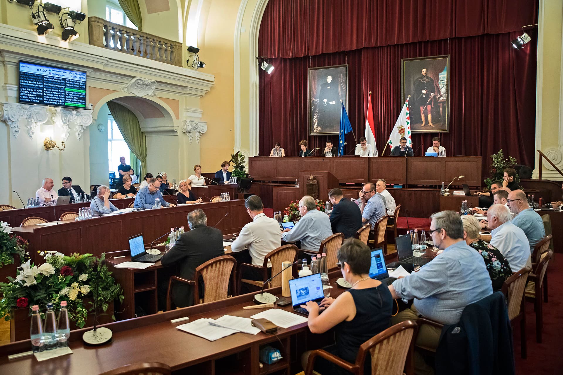 Brüsszeli szlogenek és sarcolás a Városházán