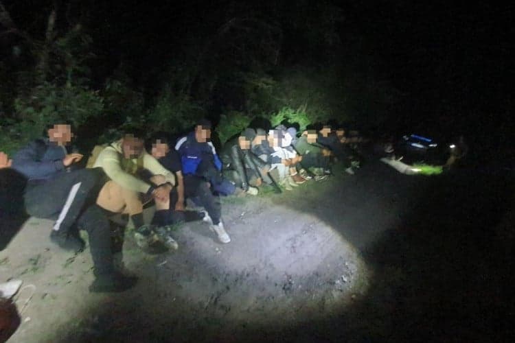 Továbbra is ostromolják az illegális migránsok a déli határt