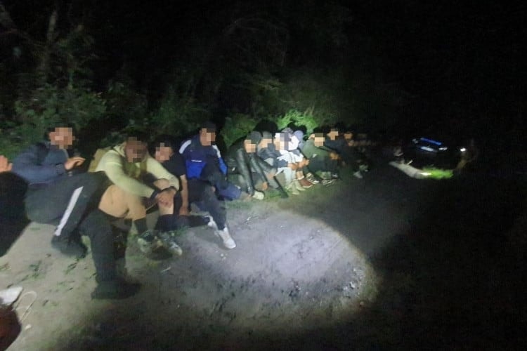 Továbbra is ostromolják az illegális migránsok a déli határt