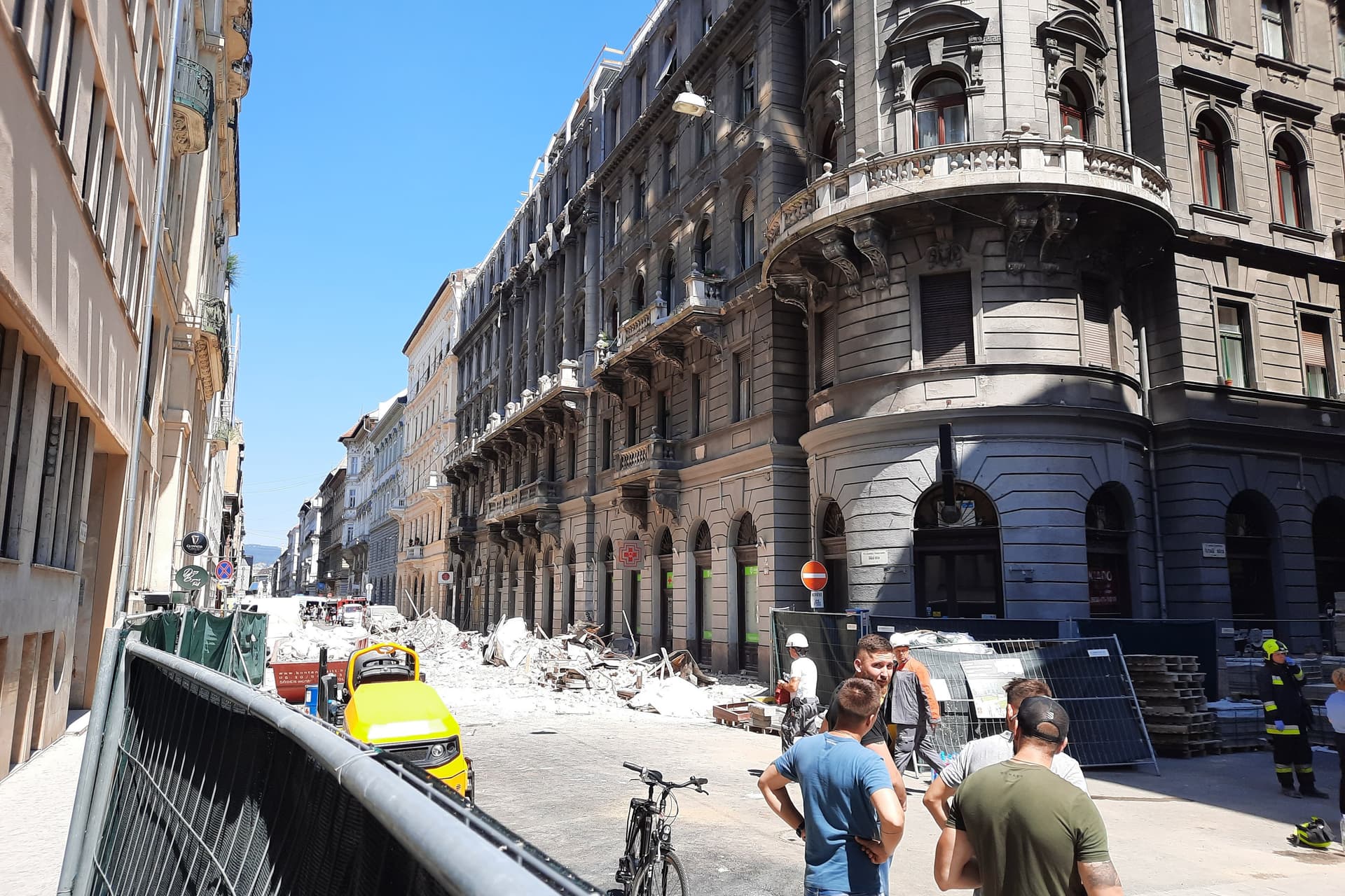 Homlokzati fal dőlt az utcára és parkoló autókra Budapest belvárosában
