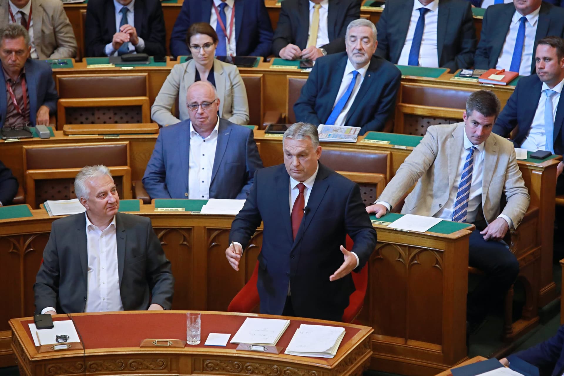 Orbán Viktor: Megvédjük a magyar embereket, megvédjük Magyarországot!