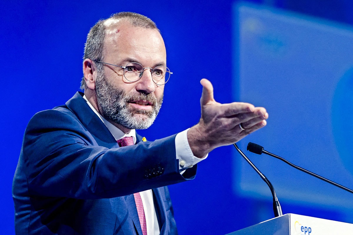 Manfred Weber bosszúhadjárata a magyarok ellen