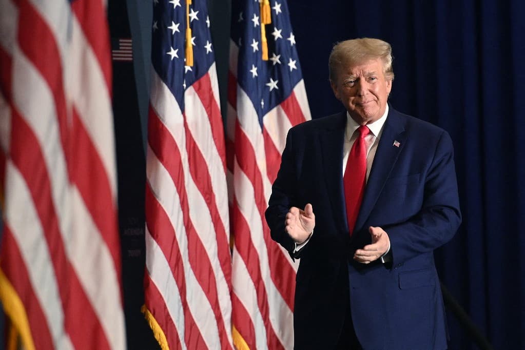 Trump: Biden térdre kényszerítette az Egyesült Államokat