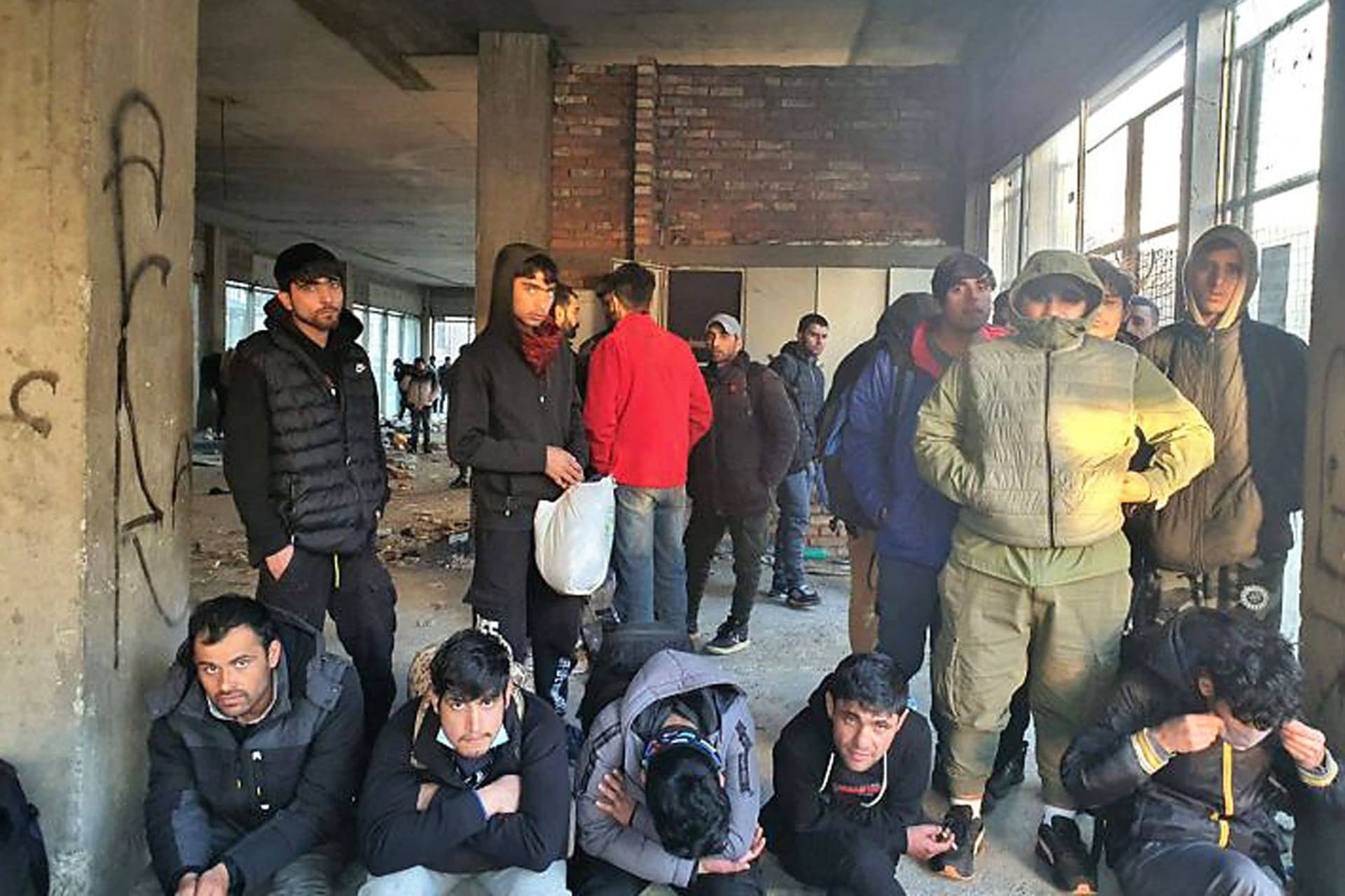 Fegyveres migránsbandáktól fél Ausztria