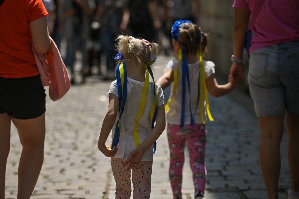 A háború elől menekülő gyerekek kerültek brit pedofilok célkeresztjébe