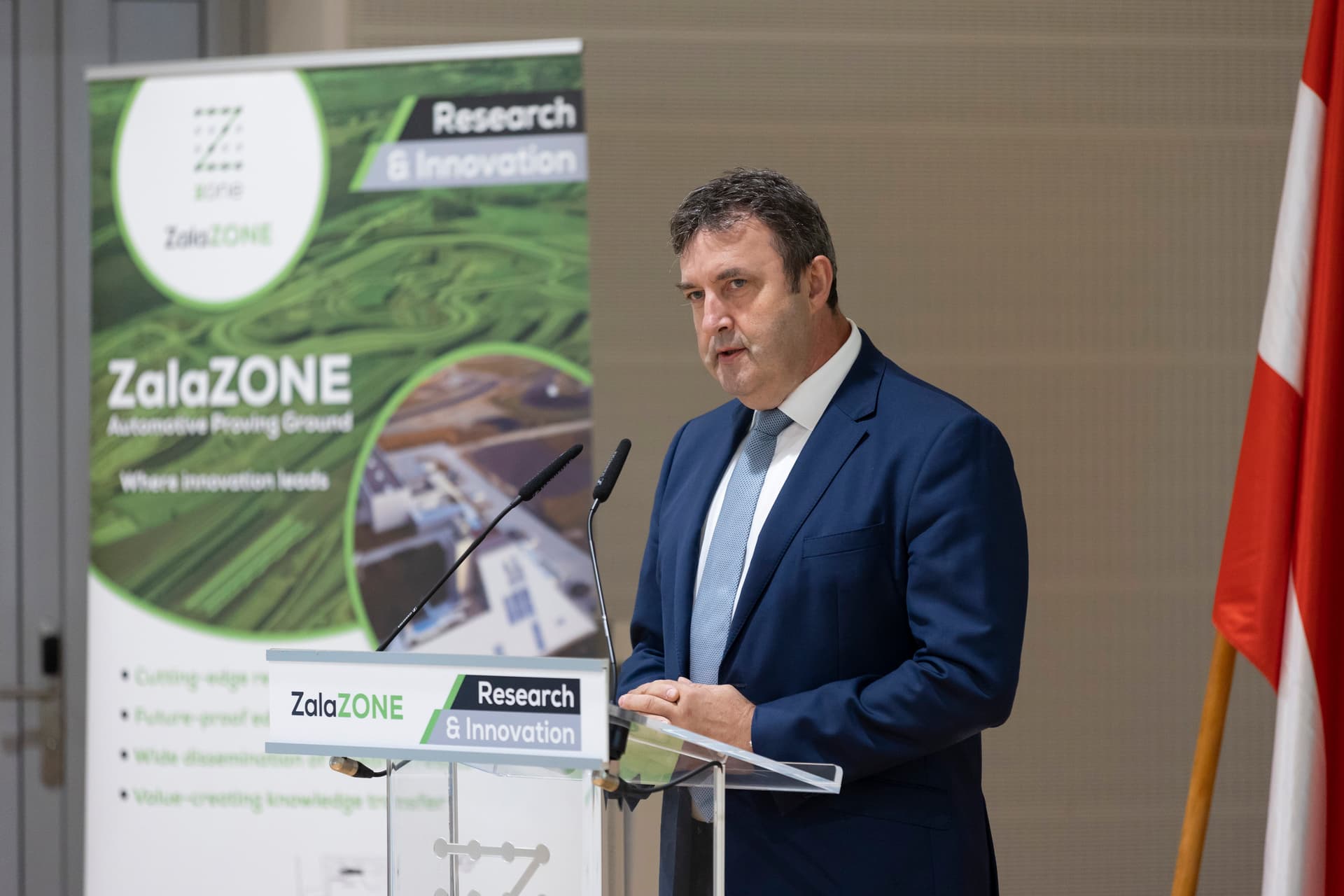 Palkovics: Nem kell 2035-től kivezetni a belsőégésű motorokat